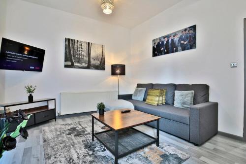 Freckleton House in Town Centre, near Blackpool, Sleeps 6, Free Parking - By NMB Property