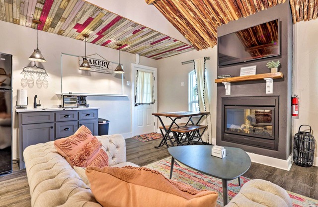 Fredericksburg 'Regan Cottage' w/ Hot Tub!