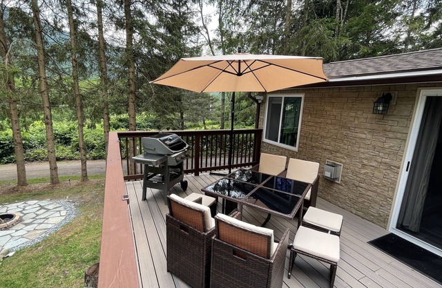 Free 50 Amp EV Charger Modern New, HotTub, A/C, Webber Grill, 2 Decks, FirePit