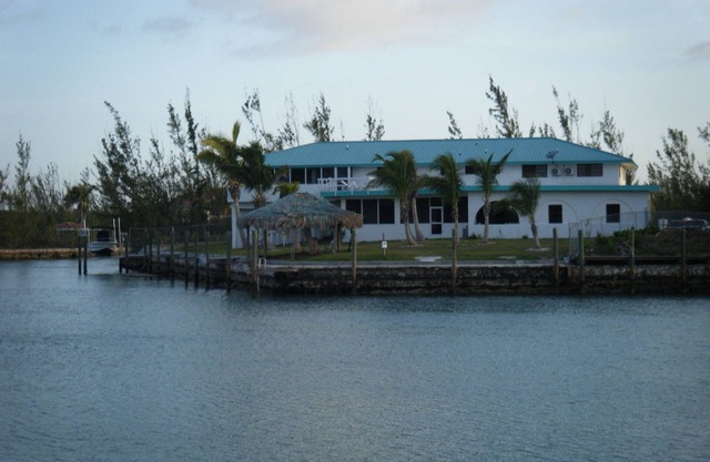 Kostenlose Bootsanleger, 7 Schlafzimmer, 7 Bäder, Kanalfront und kurzer Fußweg zum Taino Beach