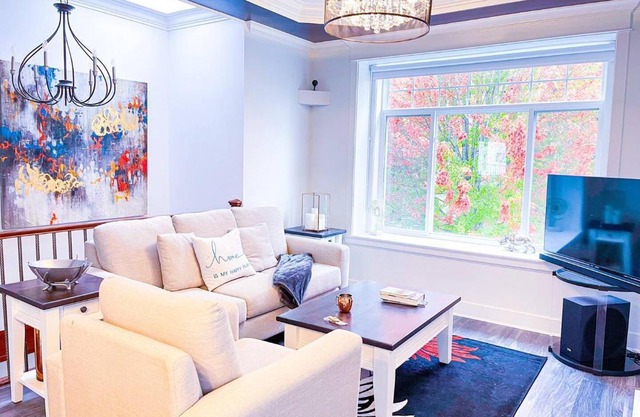 Free Breakfast 3BR Oasis Minutes From Downtown Metrotown