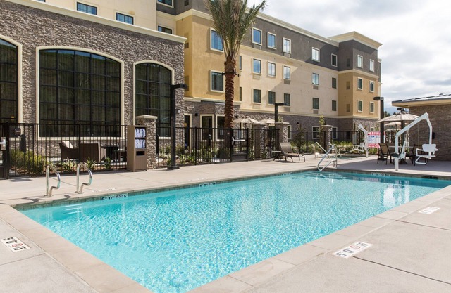 Free Breakfast. Pool & Hot Tub. Gym. Great for Business Travelers!