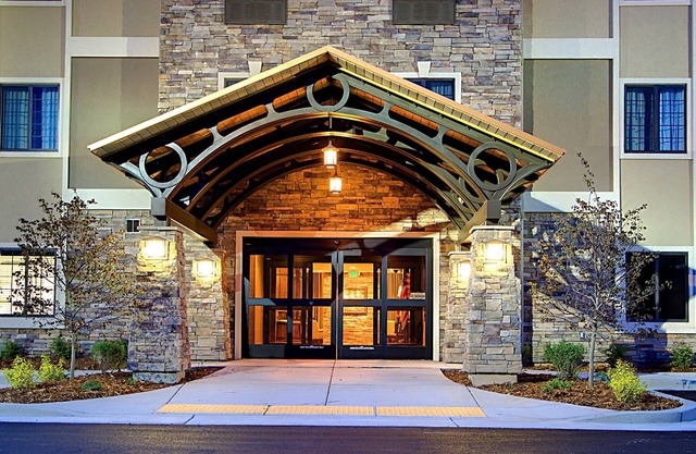 Free Breakfast Buffet. Pool, Hot Tub & Waterslide. Perfect Family Vacation!