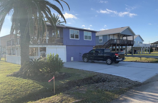 FREE Golf Cart Cozy updated beach cottage with view of Gulf and community pool