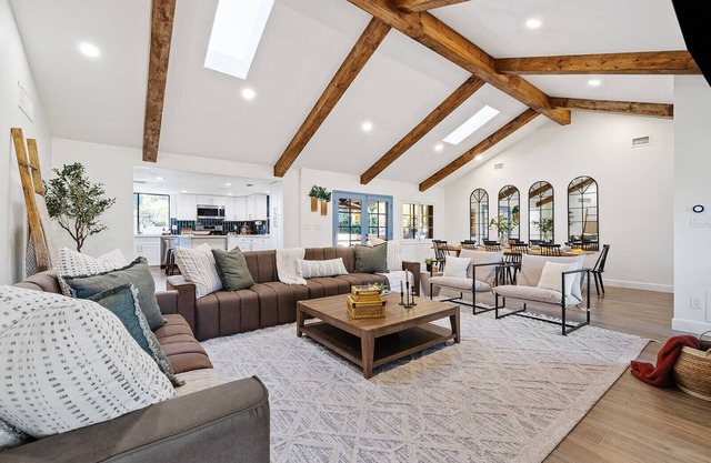 Free Heated Pool ~ Hot Tub ~ Basement Game Room ~ Large Backyard