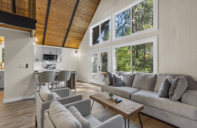 FREE Hot Tub Use + LV 2 EV Charging! Cozy Cabin - 5 min from Belfair State Park