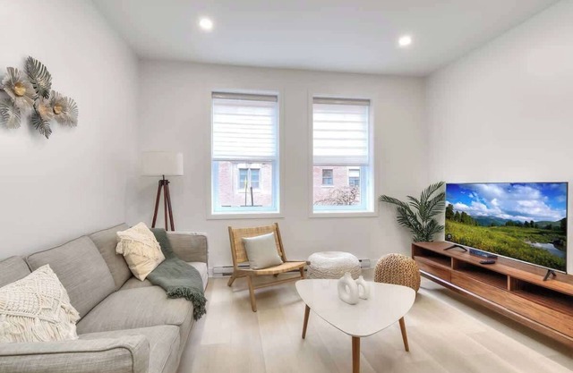 Free indoor parking - Boho chic and spacious 2 bedroom Heart of downtown