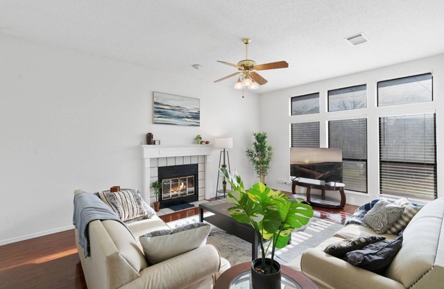 Round Rock Donut - Spacious Yard - King Bed - Cozy