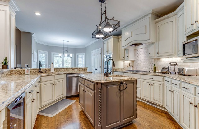 ABOVE NASHVILLE TRANQUILITY | 7 BDS | LAKEFRONT | POOL | GAMEROOM