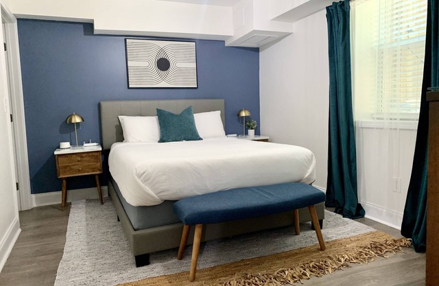 Free Parking 5 mins to Downtown & Midtown Private Basement