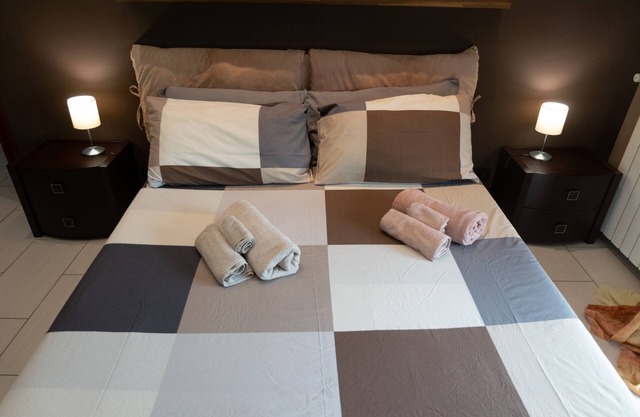 FREE PARKING, AIR CONDITIONED AND WI-FI 2 STEPS FROM HISTORIC VILLAS
