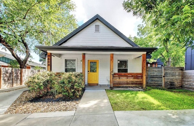 Free Parking, East Austin, 2 br | Bungalow