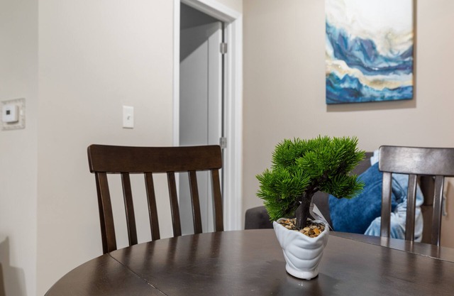Free Parking, Laundry, Wi-Fi, near Down Utica NY1