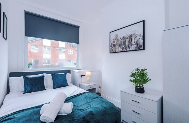 FREE Parking, Stoke, Sleeps up to 10, 4 bedrooms