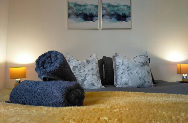 Avondale House, Newly Refurbished 3 bedroom house ,2 showers, near University