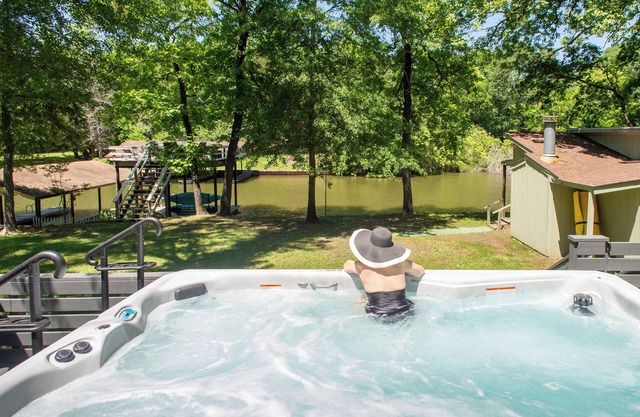 FREE Swim Hot Tub!! Nestled in the Trees on Cedar Creek Lake