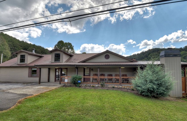 *Free Whitewater Rafting & Ziplining* 6 bedroom home with quick access to Downtown shops, breweries and restaurants