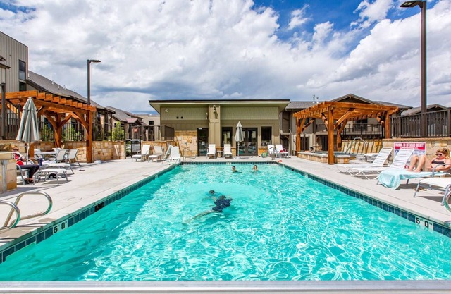 *Flash Sale* Perfect Mountain Getaway! Includes FREE Daily Activities – Kayaking, Zip Line Tours