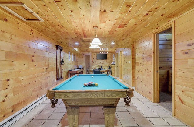 Freeland 6BR Escape: Hot Tub, Basketball & Theater