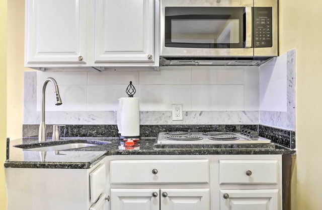 NEW! Freeport Guesthouse - Walk to Nautical Mile!