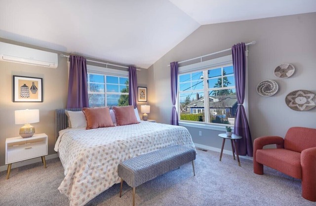 Fremont home with panoramic views near Woodland Zoo