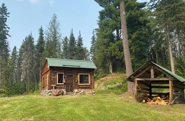 French-Canadian Cabin - Cozy Rustic Getaway