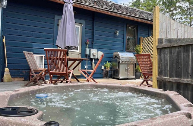 French country cottage, fireplace & hottub