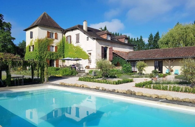 Französisches Herrenhaus mit Pool und herrlichem Blick in der Gascogne