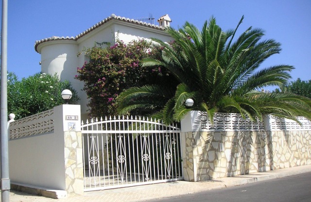 Wunderschöne Villa, 30 m vom Meer entfernt und im Golf Resort, WLAN und klimatisiert