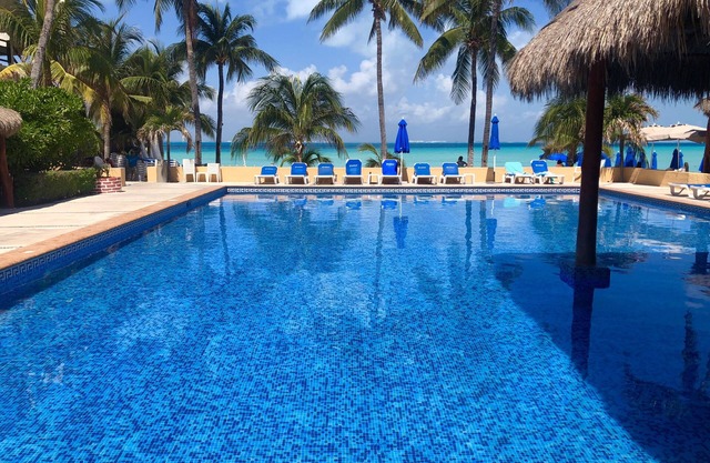 Deluxe Beachfront Ground Floor Condo # 9 am Nautibeach
