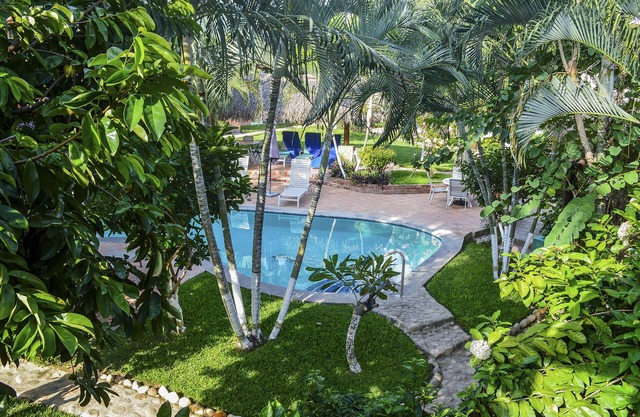 Luftige Suite im 2. Stock, Küche, Blick auf Pool und Garten, 1 Minute zum Strand