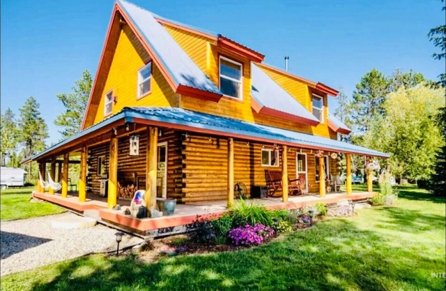 Fresh Log Cabin in Donnelly w/ Game Room & Hot Tub