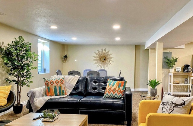 Fresh, Modern, 2 BR, 13 min to DT!