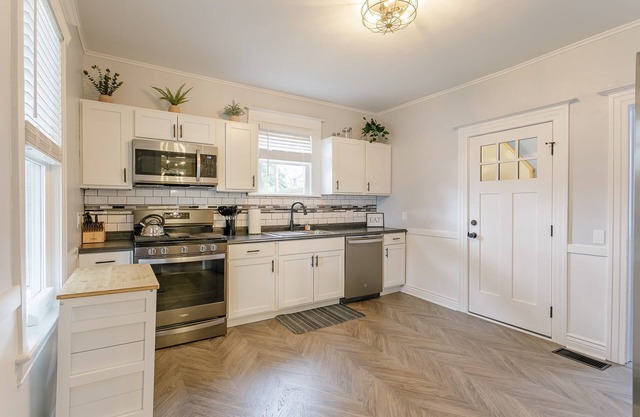 Fresh Modern Apartment - Walking Distance to U of R/Strong Hospital