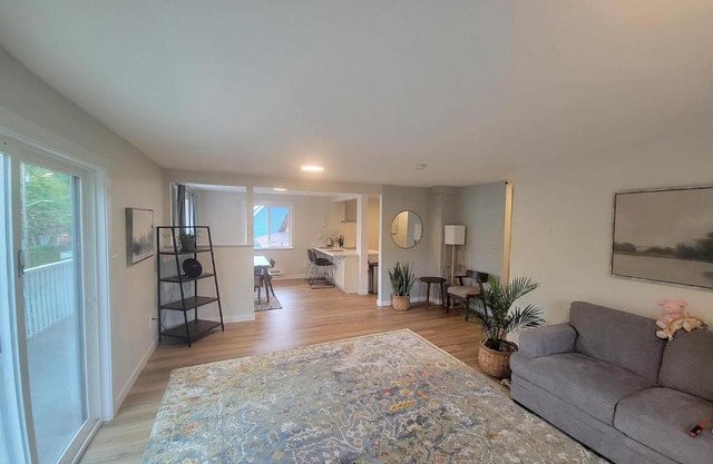 Fresh Top Floor Apartment w/Balcony
