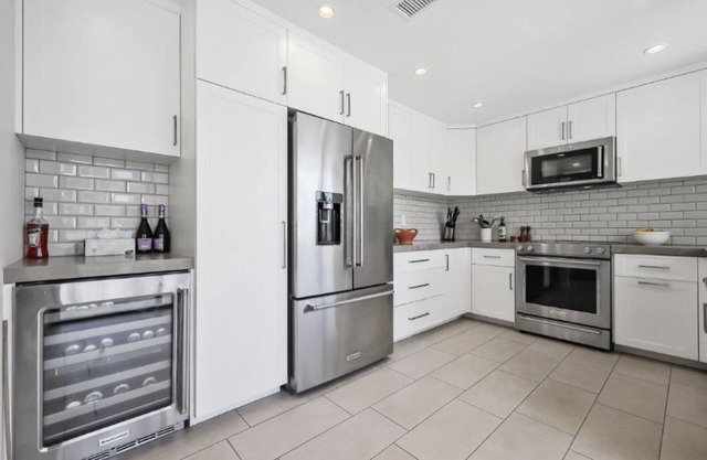 Fresh, Updated, Convenient 2/2 Vacation Condo with Beautiful Views