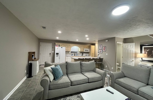 Freshly remodeled 2-bedroom condo with AC, WiFi in charming Oxford. 1.5 mi to UM