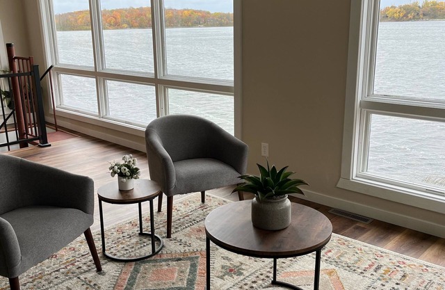 Freshly Remodeled Cozy Lake Cabin