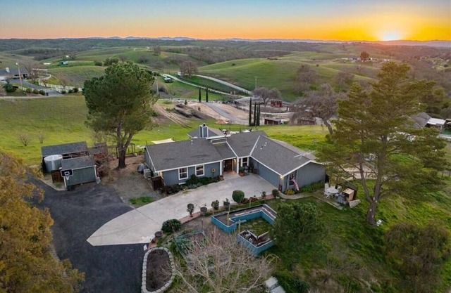 Freshly remodeled home in the heart of Paso Robles Wine Country.