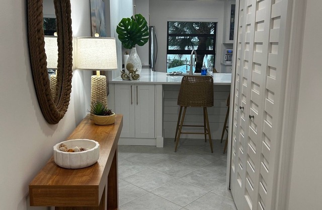 Freshly remodeled “Searenity” a Waterfront Retreat at Riverside Club