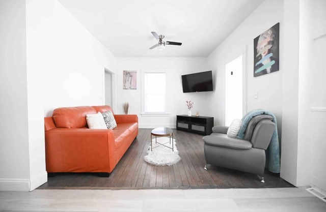 FRESHLY RENOVATED 2 BR APARTMENT!