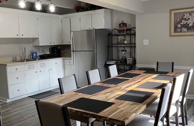 Freshly renovated 4 bedroom just 2 Miles to Notre Dame
