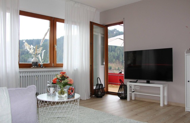 Frisch renovierte, helle und freundliche FeWo mit Blick in die Wälder