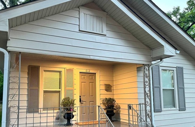 Freshly Renovated Cottage~"The Little Gray House"