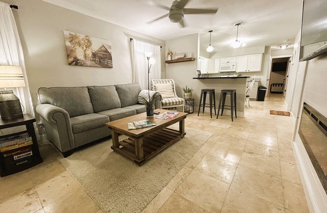 Remodeled, Family Friendly, Waterfront Farmhouse decor 2 Bed/2 Bath