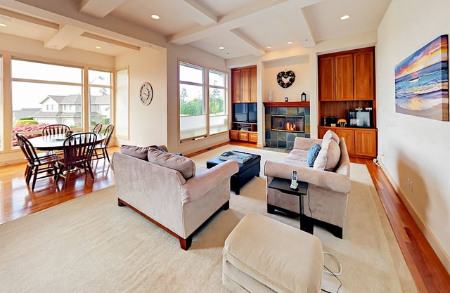 Freshly Updated Golf Getaway with Lake Washington & City Views