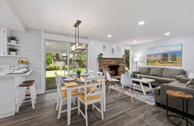 ☆Freshly Updated Home Fast WIFI Smart TV 2 Parks☆