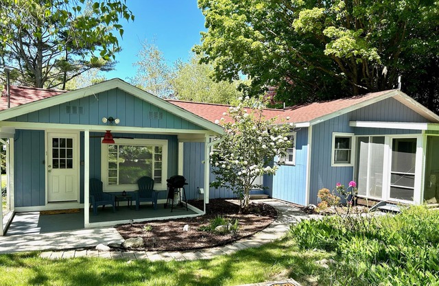 Freshwater Cottage - Across from Lake Michigan and minutes from Bass Lake