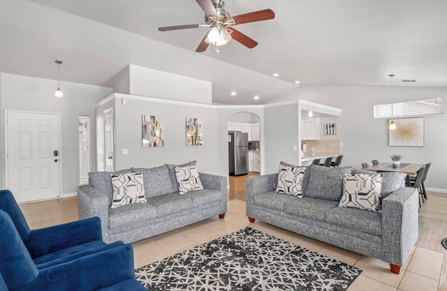 Fresno Home - Pool - 4:2 - Near Fig Garden Loop!