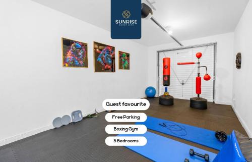 Friary Townhouse - INVOICE and REDUCED PRICE only via SUNRISE SHORT LETS DUNDEE, 5 Double Bedrooms, 4 Bathrooms, GYM, GAMES, GARDEN, Fully Equipped, Free Parking, Central Location, Contractors and Trades People Favourite